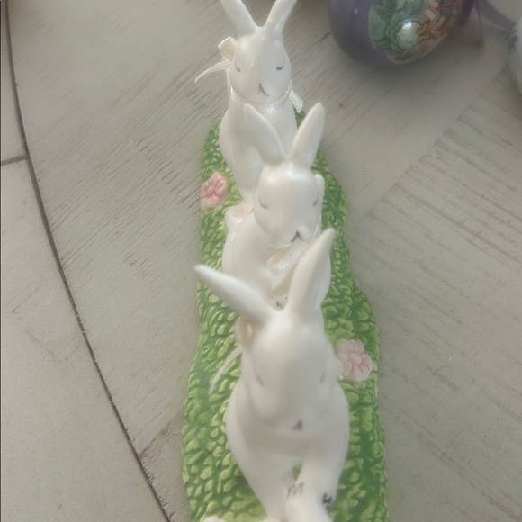 Dept 56 Easter Hunny holding hands ceramic figurine - Picture 7 of 8